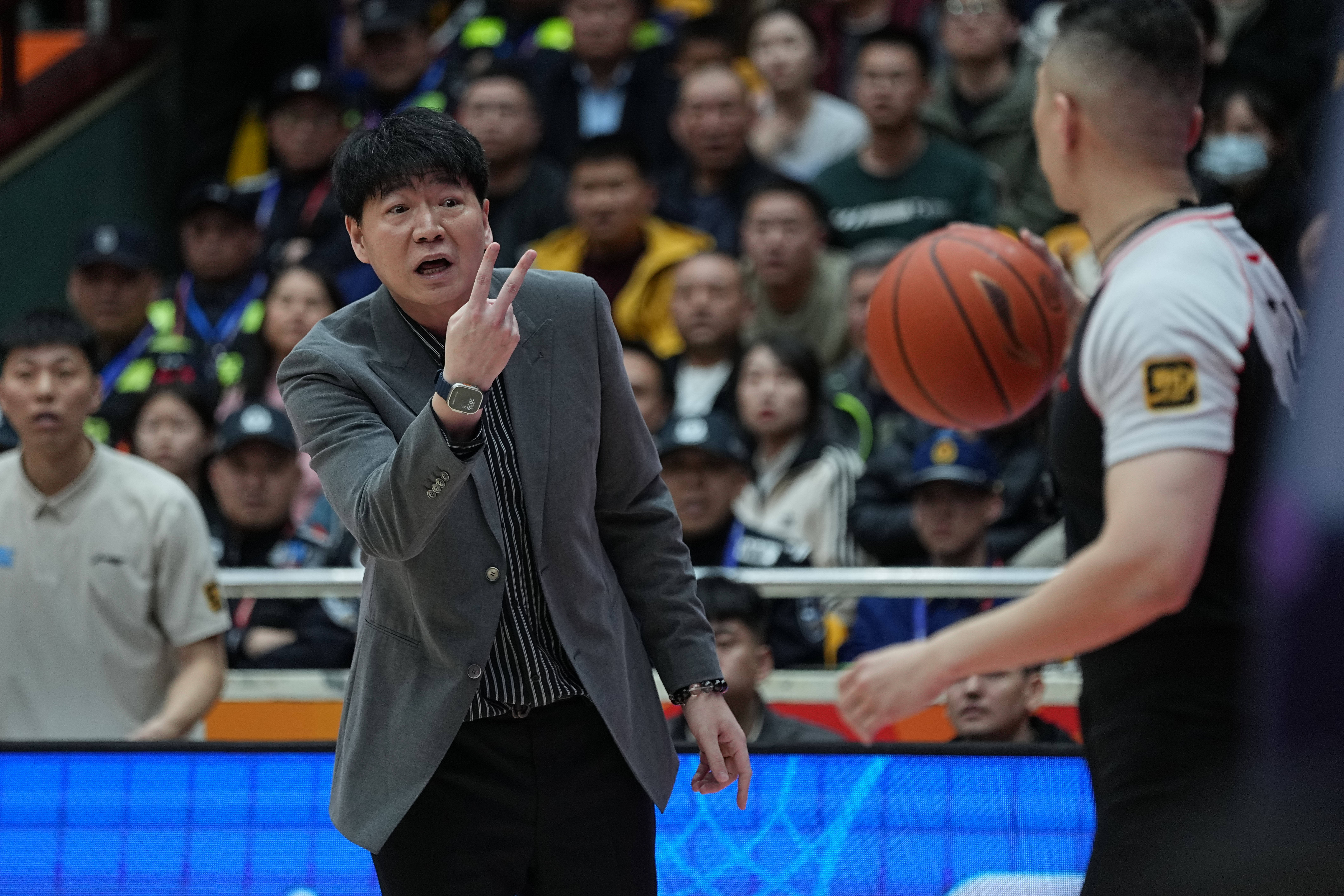 邱彪安排年轻队员晚上加练投篮教练组要一起参加
