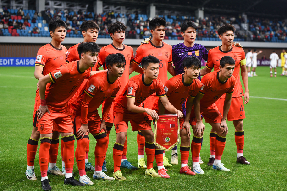 包含国内外优秀足球队伍争相踏上比赛场的词条